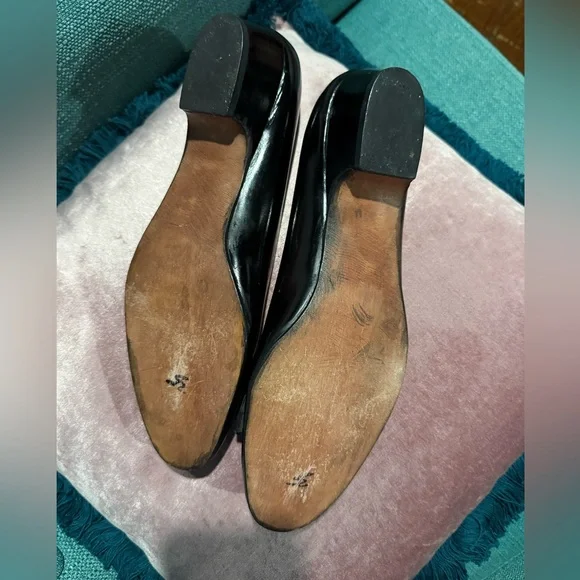 SALVATORE FERRAGAMO VARA BOW LEATHER LOW PUMPS, BLACK PATENT LEATHER, SIZE 9.5 - Picture 7 of 16